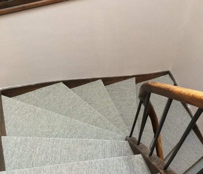 Moquette naturel tissée dans un escalier d