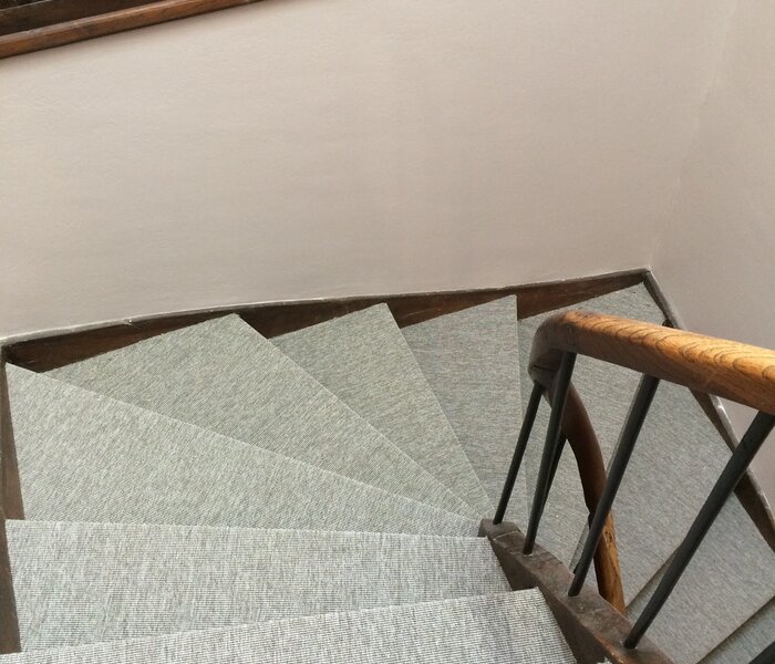 Moquette naturel tissée dans un escalier d